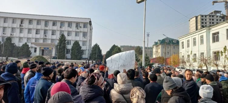 В Кыргызстане президент создал рабочую комиссию для проверки в связи с митингами торговцев рынков против налоговой политики кабмина - изображение 1