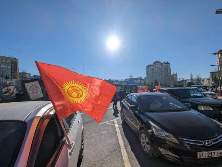 Изображение 1 для В Бишкеке попытались провести автопробег против изменения государственного флага, но после допроса организатора в милиции и ГКНБ акция не состоялась