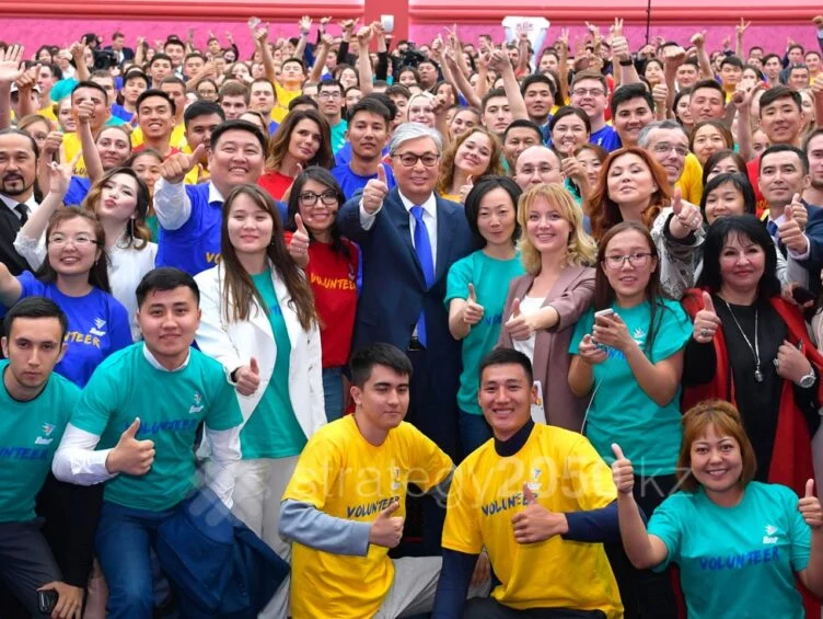 Токаев: Мы чествуем тех, кто беззаветно помогает другим - изображение 1