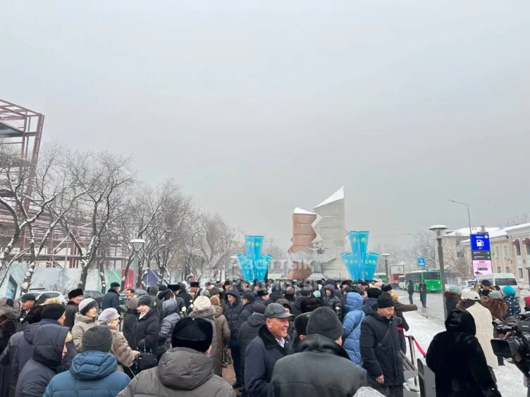 Изображение 1 для В Алматы возложили цветы к монументу в память о жертвах Желтоксана