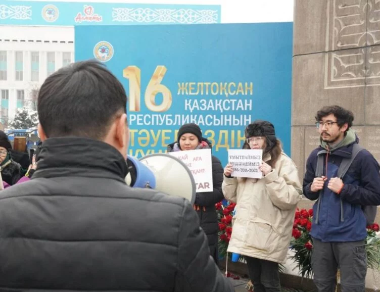 Изображение 1 для За участие в пикете на День независимости двум активистам «Oyan, Qazaqstan!» назначили 15 суток ареста