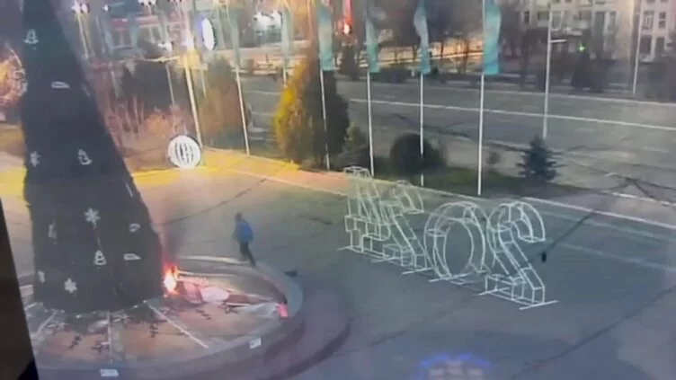 В Таразе мужчина сжег главную новогоднюю елку - изображение 1