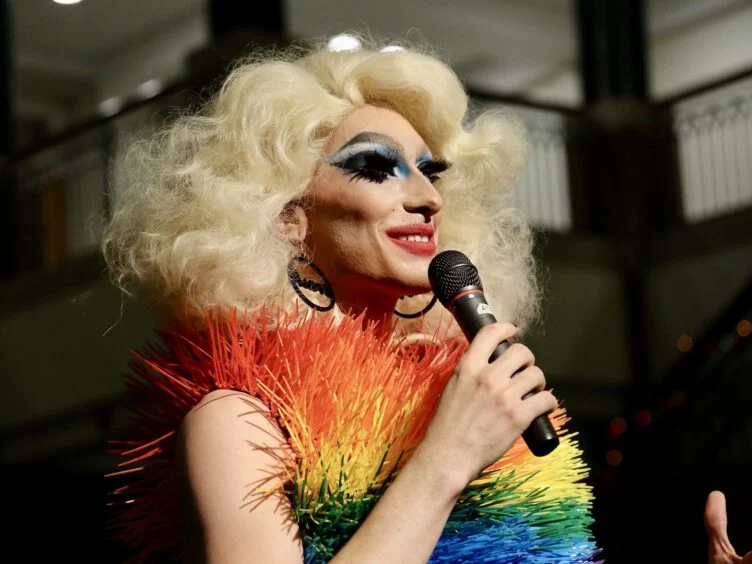 Two teachers lose jobs over seeing drag shows on a Turkish holiday - изображение 1