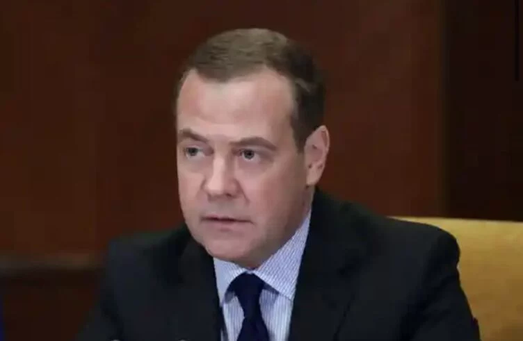 Медведев вновь пригрозил применить ядерное оружие в Украине - изображение 1