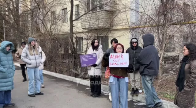 Изображение 1 для Около 15 человек пришли с плакатами к отделению полиции в поддержку активистки Жанель Шахан