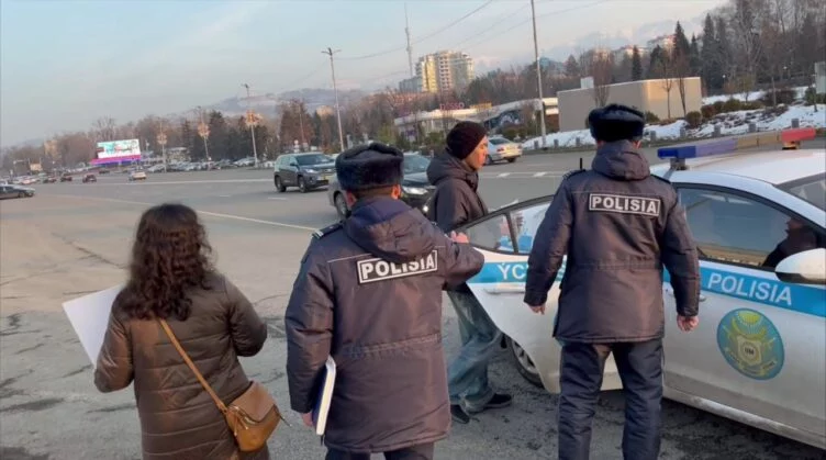 Изображение 1 для Два активиста «Oyan, Qazaqstan» вышли с пикетом к монументу Независимости в Алматы – спустя полчаса полиция их задержала