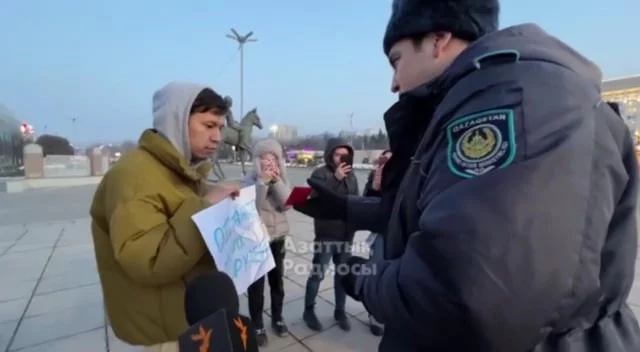 Еще один активист вышел с плакатом в поддержку арестованных к монументу Независимости и был задержан полицией спустя 10 минут - изображение 1