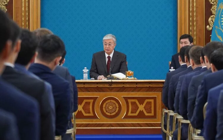 Токаев поблагодарил и представил к наградам участвовавших в спасениях во время непогоды граждан - изображение 1