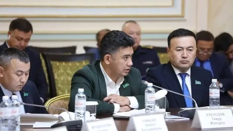 Жиналыста бейәдеп сөйлеген мәслихат депутатына айыппұл салынды - изображение 1