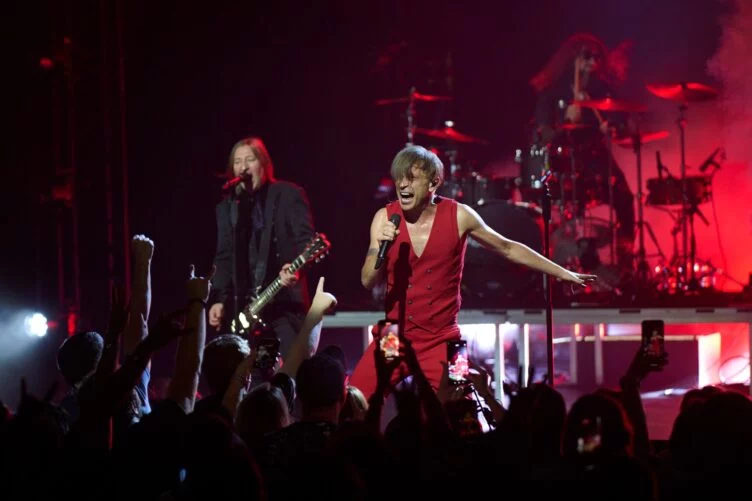 МИД России потребовал от дипломатов преследовать за рубежом звезд, которые выступают против войны и Путина - изображение 1