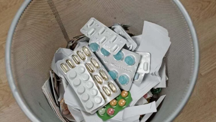 Прокуратура выявила массовое хранение просроченных лекарств в школах Караганды - изображение 1