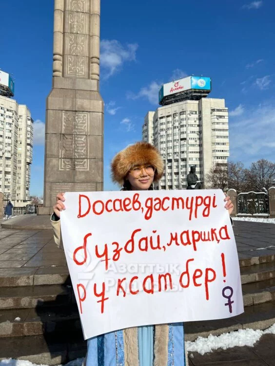 Фемактивистка вышла на площадь Республики в Алматы с одиночным пикетом против отказов акимата на проведение женского марша 8 марта - изображение 1