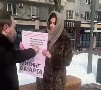 Фемактивистка вышла в Алматы с одиночным пикетом из-за отказов акимата на проведение женского марша – неизвестные мужчины вскоре сорвали акцию - изображение 1