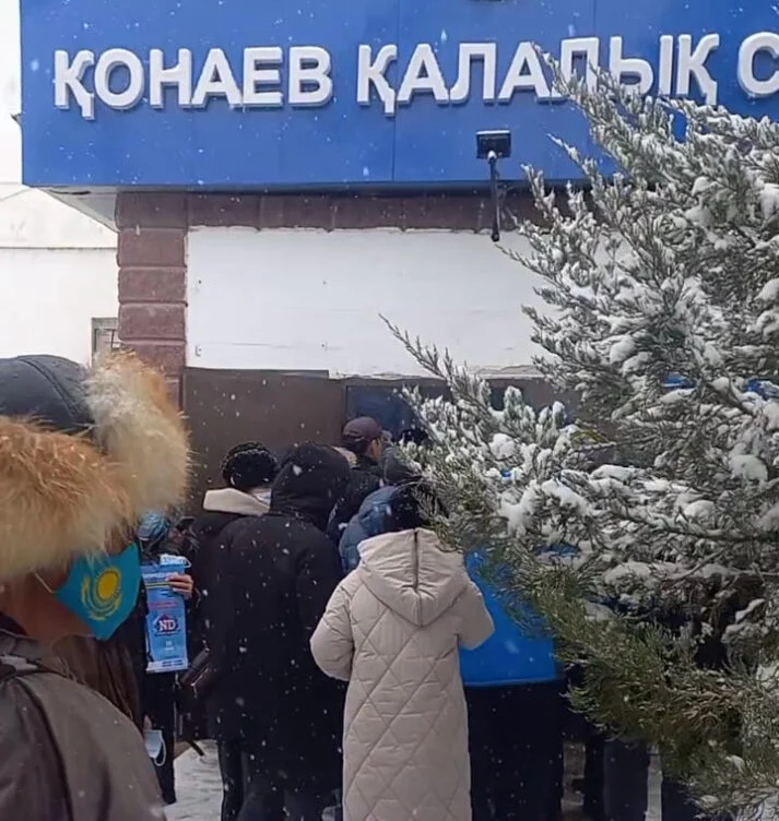 Изображение 1 для У суда в Конаеве собрались десятки человек, чтобы поддержать Думана Мухаммедкарима