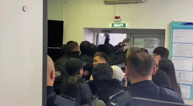 Изображение 1 для Полиция и спецназ насильно вывела активистов из здания суда в Конаеве