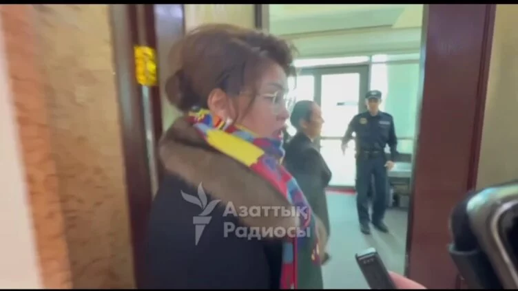 Министр информации Аида Балаева не вышла к журналистам на анонсированный сенатом брифинг и убежала под предлогом опаздывания на встречу - изображение 1