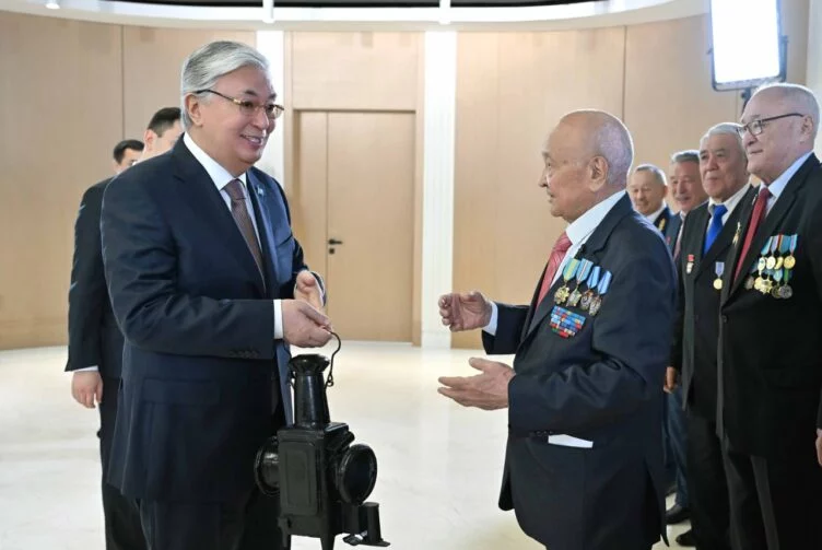 Ветераны железнодорожной отрасли вручили Токаеву фонарь железнодорожника - изображение 1