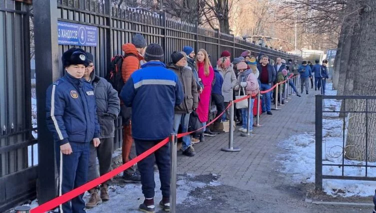 Полиция Казахстана следит за правопорядком возле участков на выборах президента России - изображение 1