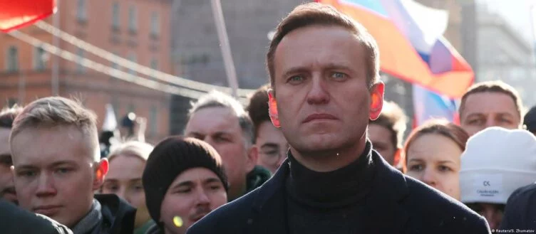 Прощание с Навальным: Полиция заблокировала один из автомобилей траурного кортежа - изображение 1