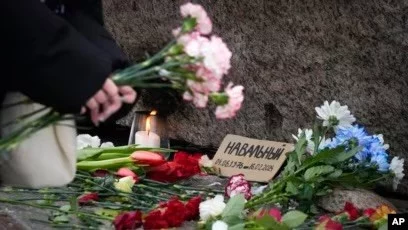В России снова задерживают участников возложения цветов в память о Навальном - изображение 1