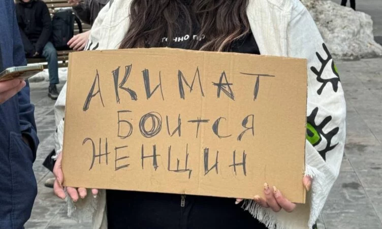 Активистки «Феминиты» пытались сделать фото с флагом. Их хотели задержать - изображение 1