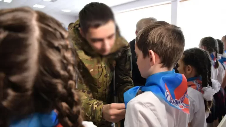 Анонимно: в сотнях российских школ и вузов прошли встречи с «ветеранами СВО» - изображение 1