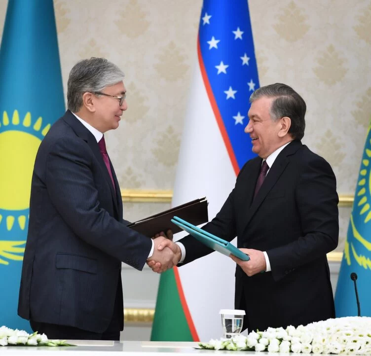 Токаев поблагодарил Мирзиёева за гуманитарную помощь - изображение 1