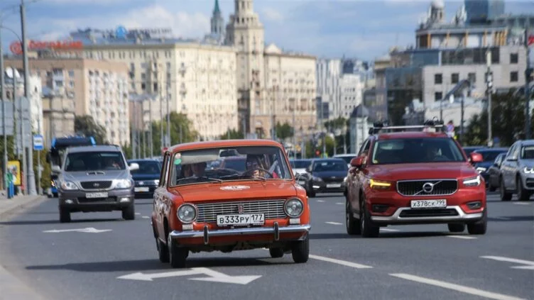 Россияне массово пересаживаются на старые автомобили - изображение 1
