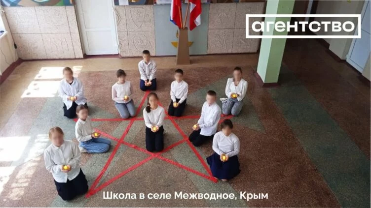 Школьников начали ставить на колени в знак памяти о «геноциде советского народа» в России - изображение 1