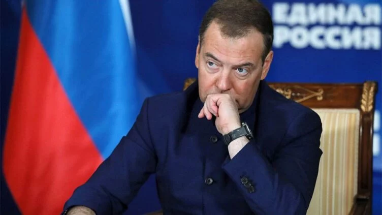 Медведев потребовал объявить тысячи россиян «иноагентами» и ввести для них уголовное наказание - изображение 1