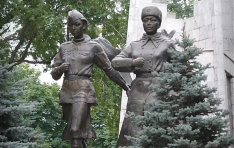 Памятник Молдагуловой и Маметовой остался без внимания в День Победы - изображение 1
