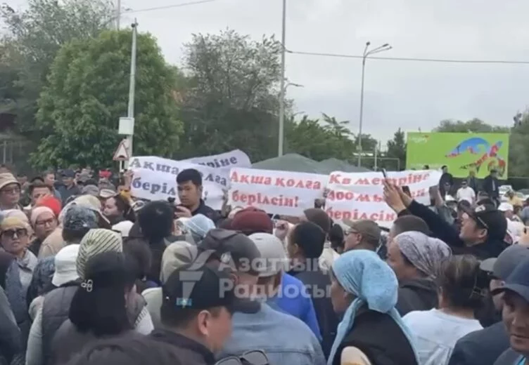 Жители Кульсары вышли на митинг, требуя компенсаций за затопленные дома - изображение 1