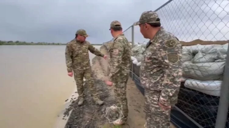 В Атырауской области сдерживают разлив реки Жайык, в которую продолжает прибывать вода - изображение 1