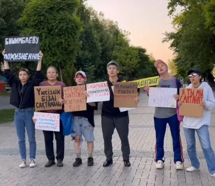 Полиция задержала соосновательницу «Феминиты» и активистку «Qushtar» за участие в акции после оглашения приговора Бишимбаеву - изображение 1
