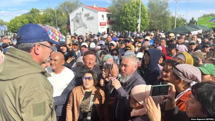 Изображение 1 для Жители Кульсары завершили митинг с требованиями соразмерной компенсации за затопленные дома из-за опасений провокаций и политизации требований
