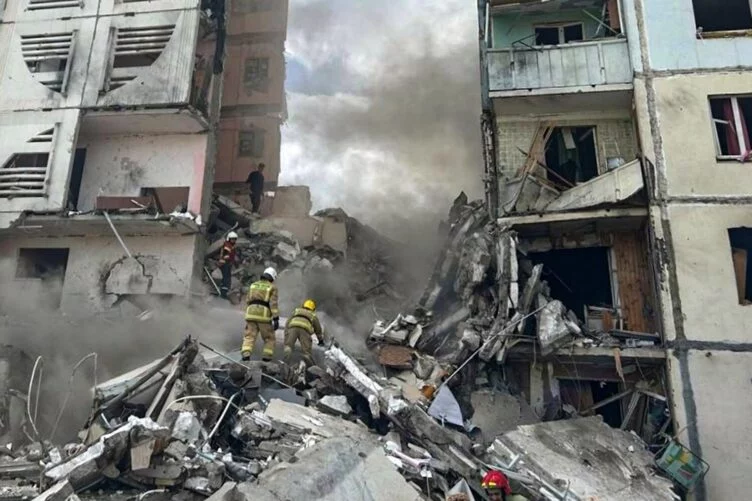 15 человек погибли при попадании обломка ракеты в жилой дом в Белгороде и обрушении всего подъезда - изображение 1