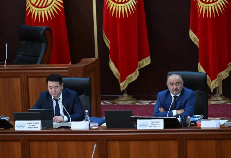 Изображение 1 для В Кыргызстане сразу в трёх чтениях приняли законопроект о строительстве железной дороги Китай – Кыргызстан — Узбекистан