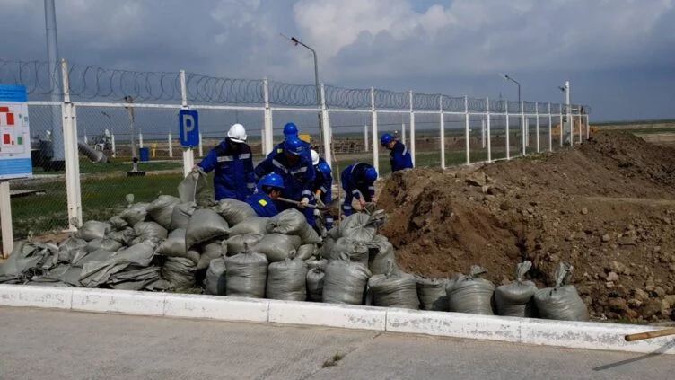 «КазМунайГаз» увеличил помощь пострадавшим от паводков регионам до 10 млрд тенге - изображение 1