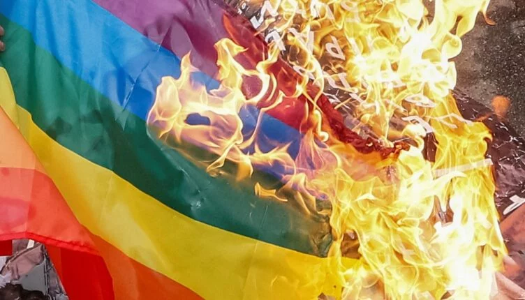 Изображение 1 для Полиция пришла домой к дизайнеру, несогласному с петицией против «пропаганды ЛГБТ», и предупредило его «не вызывать рознь»