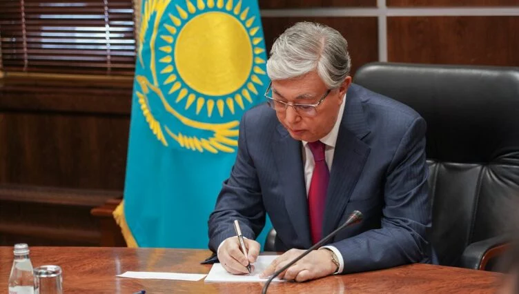 Токаев подписал законы «О масс-медиа» и «По вопросам поддержки использования возобновляемых источников энергии» - изображение 1