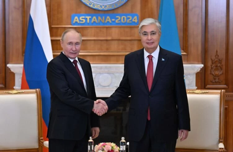 Токаев пригласил Путина в Казахстан этой осенью - изображение 1