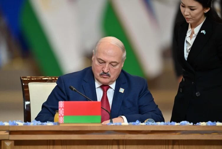 «Дрожим перед долларом»: Лукашенко призвал коллег по ШОС найти альтернативу американской валюте - изображение 1