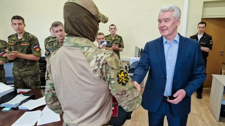 Собянин пообещал москвичам рекордные $22 000 за отправку на войну - изображение 1
