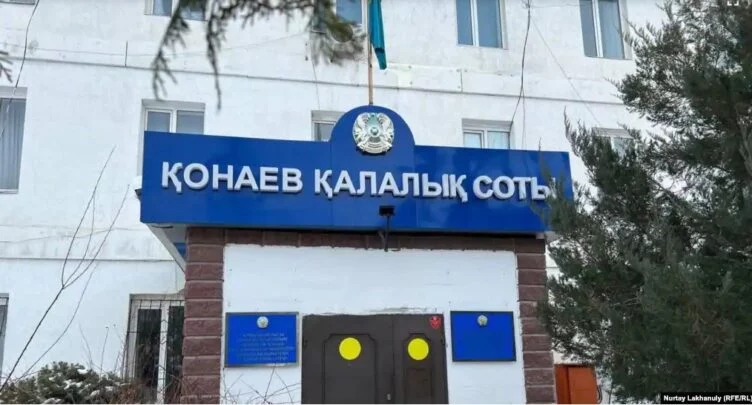 Активисту Белялову отменили штраф, назначенный после его нахождения у здания суда в Конаеве - изображение 1