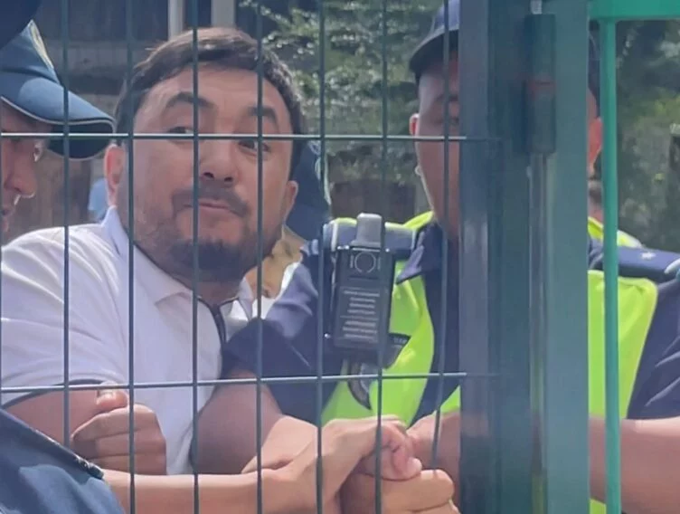 Активиста, задержанного на слушаниях по АЭС в Семее, арестовали на 15 суток - изображение 1