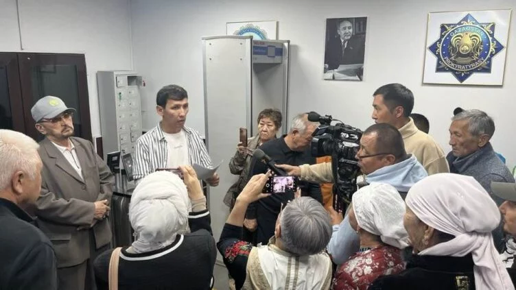 Административное дело из-за опроса о строительстве АЭС завели на активиста Абзала Достияра - изображение 1
