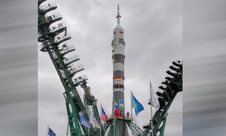 Ракета «Союз» с пилотируемым кораблем «Союз МС-26» установлена на стартовом комплексе Байконура - изображение 1