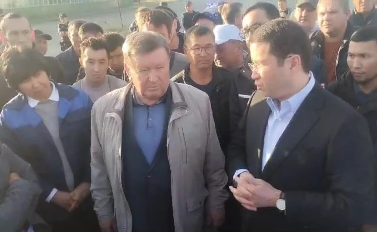 В Актобе протестовали около сотни работников АЗХС - изображение 1