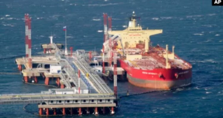 Bloomberg: подсанкционные танкеры вновь перевозят нефть из России - изображение 1