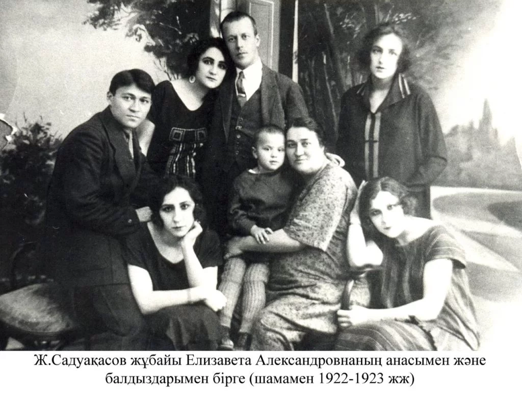 Изображение 5 для «А тамадой на его свадьбе был Сакен Сейфуллин…»